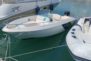 Barca a motore con Mercury America