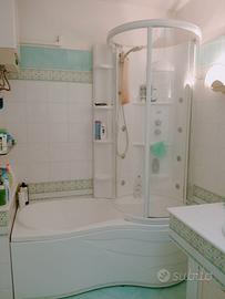 Vasca da bagno combinata con doccia idromassaggio