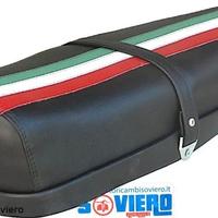 Sella Nera con Tricolore Lungo e Scritta Vespa 50