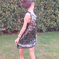 Vestito nero con le paillettes da bambina