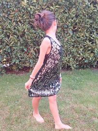 Vestito nero con le paillettes da bambina