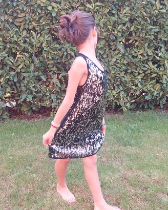 Vestito nero con le paillettes da bambina
