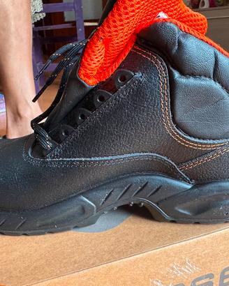 scarpe di lavoro nuovi con scatola