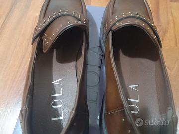 Mocassini marroni con borchiette dorate