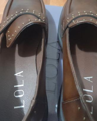 Mocassini marroni con borchiette dorate