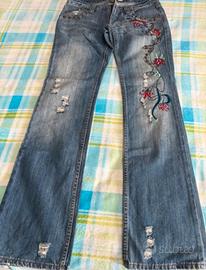 Jeans a vita bassa ricamati con borchie taglia L