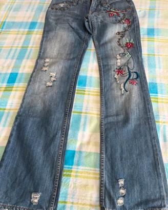 Jeans a vita bassa ricamati con borchie taglia L