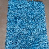 Tappeto a frange lunghe color azzurro con riflessi