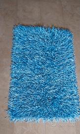 Tappeto a frange lunghe color azzurro con riflessi