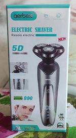Rasoio elettrico Aerbes 5D. Più Nivea after shave.