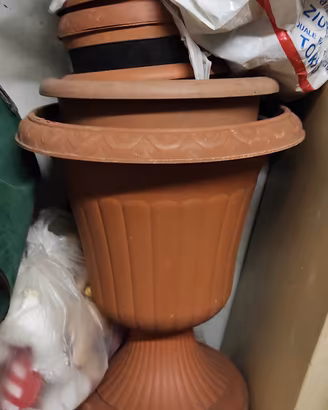 vasi di plastica e terracotta e ceramica