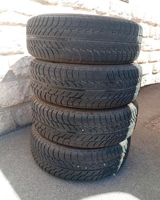 4 gomme invernali buoni 185/65 R15 M+S