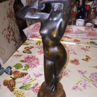statua in bronzo nudo donna