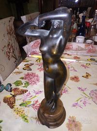 statua in bronzo nudo donna