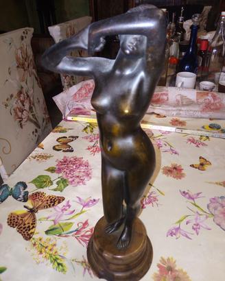 statua in bronzo nudo donna