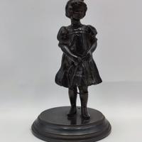 statuetta in bronzo raffigurante una bambina