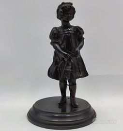 statuetta in bronzo raffigurante una bambina