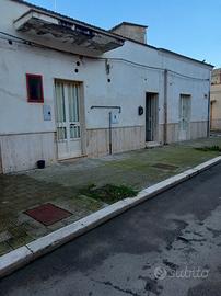 Abitazione 80 metri su tre strade con area sovrast