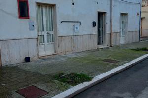 Abitazione 80 metri su tre strade con area sovrast