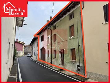 Tipica CASA ACCOSTATA con corte privata a Pozzuolo