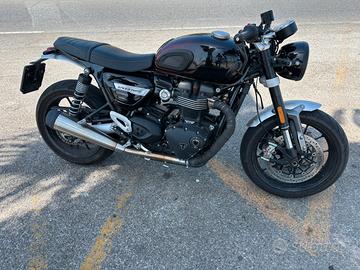 Triumph Speed Twin 1200 stealth edition