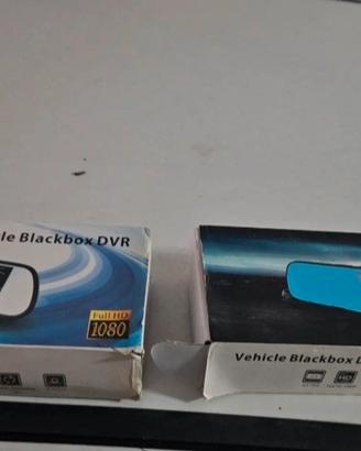 specchietto auto con dash cam