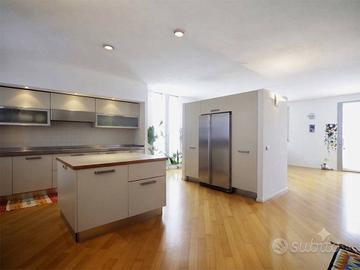 Villa di 240 m² con 5 locali e box auto doppio a P