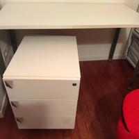 scrivania con cassettiera e poltrona