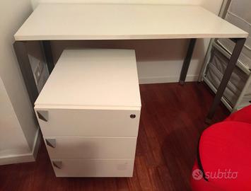 scrivania con cassettiera e poltrona
