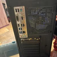 PC gaming con tastiera e monitor