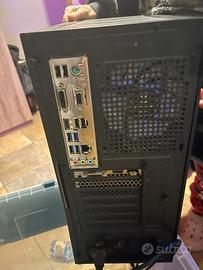 PC gaming con tastiera e monitor