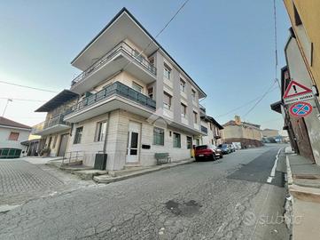 4 LOCALI A MONTECHIARO D'ASTI