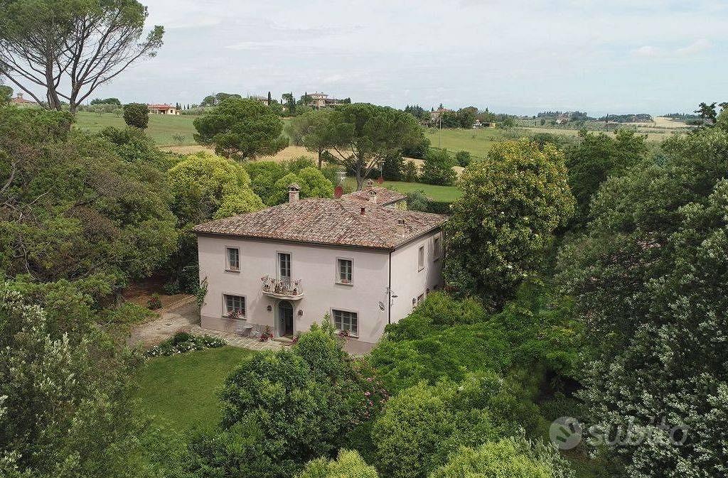 Rustico / Casale di 500 m² con 5 locali e box auto - Altro