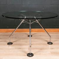 Tavolo in cristallo Nomos Tecno di Norman Foster