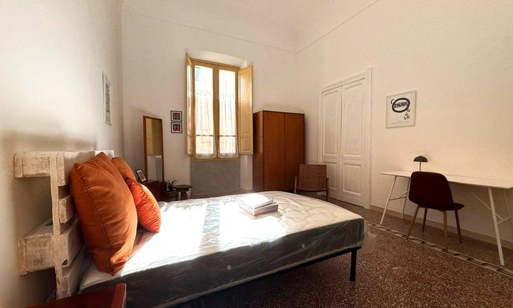 Via Manno - Stanze arredate in ampio appartamento