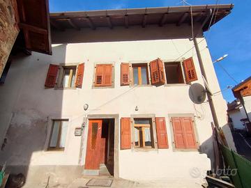 Casa di testa con piccola corte
