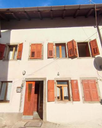 Casa di testa con piccola corte