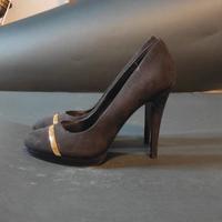 Scarpa col tacco nero