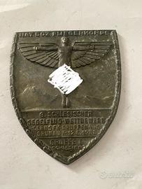 una targa commemorativa