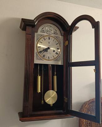 Orologio a pendolo in legno