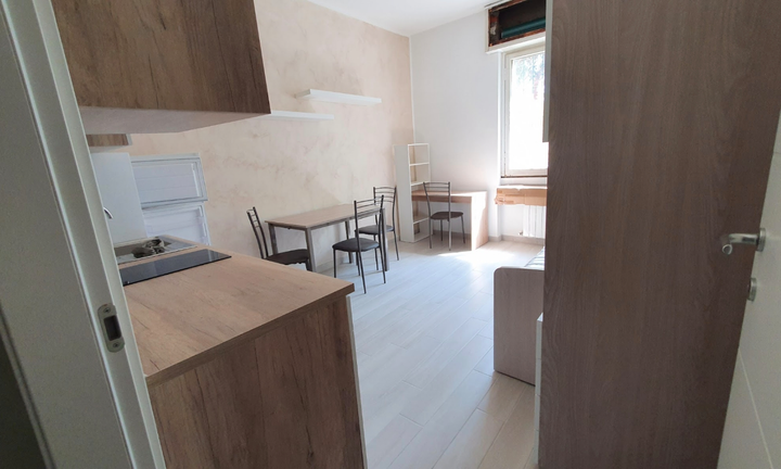 Monolocale metropolitana blu lorenteggio