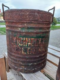 vecchi contenitori in ferro 