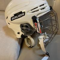 Pattini e casco hockey in linea