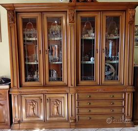 Elegante credenza/vetrina in legno massello