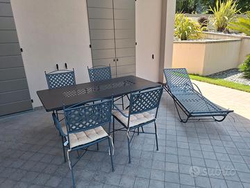 Tavolo, sedie e lettino da giardino