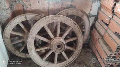 Ruote di carro d'epoca in legno