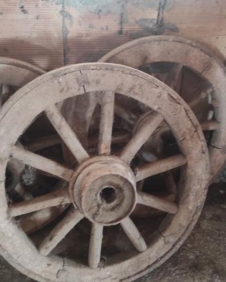 Ruote di carro d'epoca in legno