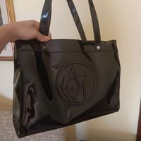 Borsa nera in vernice cn lieve imperfezione