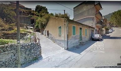 Casetta con garage e terreni vicino Taormina