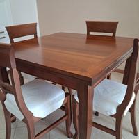 Tavolo con sedie in legno 